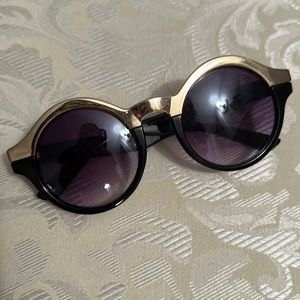 ⚜️Vintage black and gold sunglasses